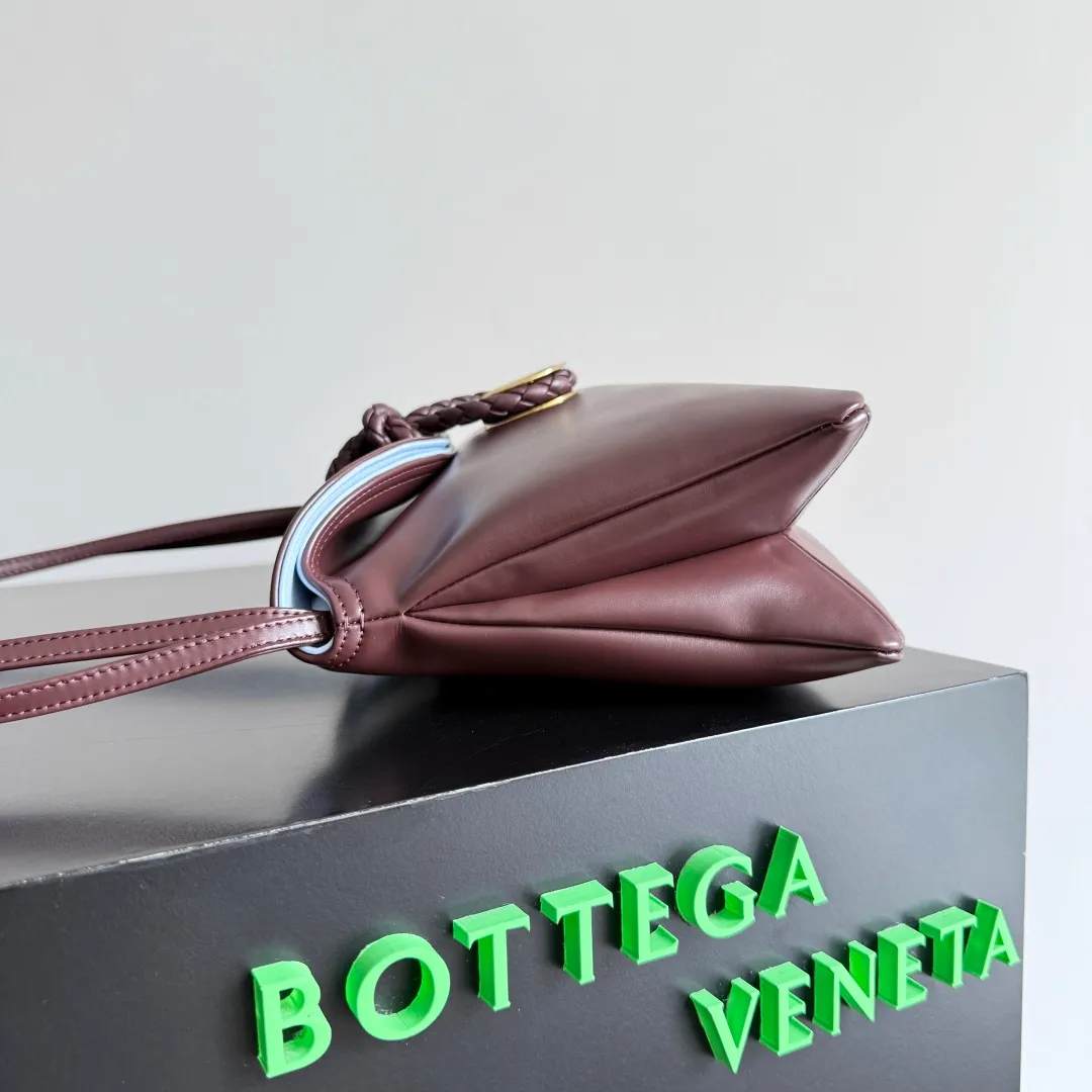 Batch 1520 Inspired by the 1970s, the Bottega Veneta women's logo shoulder bag has a smooth leather surface that brings a clean and handsome feel, just like the neatness and tenacity of a working woman. The front buckle has high-quality hardware pendant body, the overall retro elegance, and the excellent leather feels soft. This Bottega Veneta series can be described as beautiful, weakening the complexity of the outfit, not competing for it, and only using the best quality to interpret itself. Style number: 806030 (small size) Size: 27*16*6cm